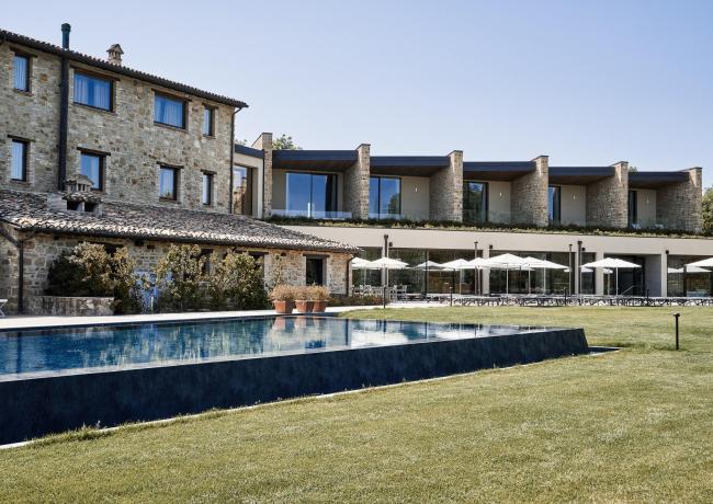 borgolanciano fr offre-aout-resort-avec-spa-et-piscine-exterieure-marches 007
