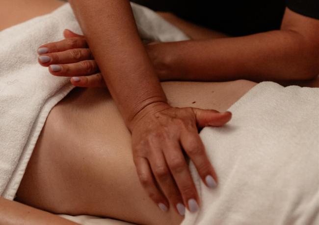 Massaggio rilassante sul corpo con mani esperte.