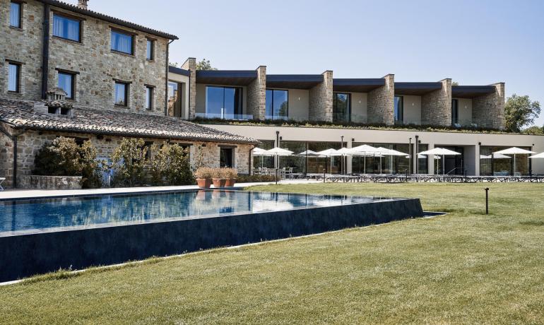 borgolanciano fr offre-aout-resort-avec-spa-et-piscine-exterieure-marches 002