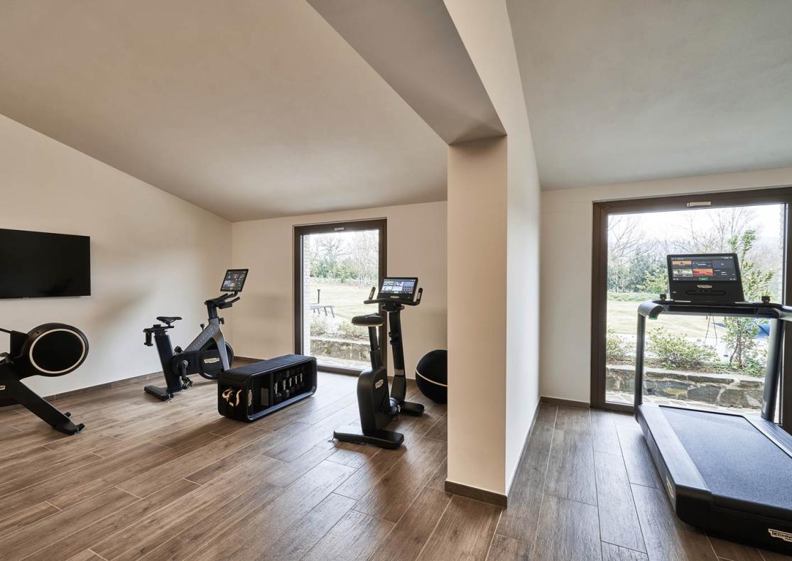 Moderne Fitnessstudio mit fortschrittlicher Ausstattung und Gartenblick.