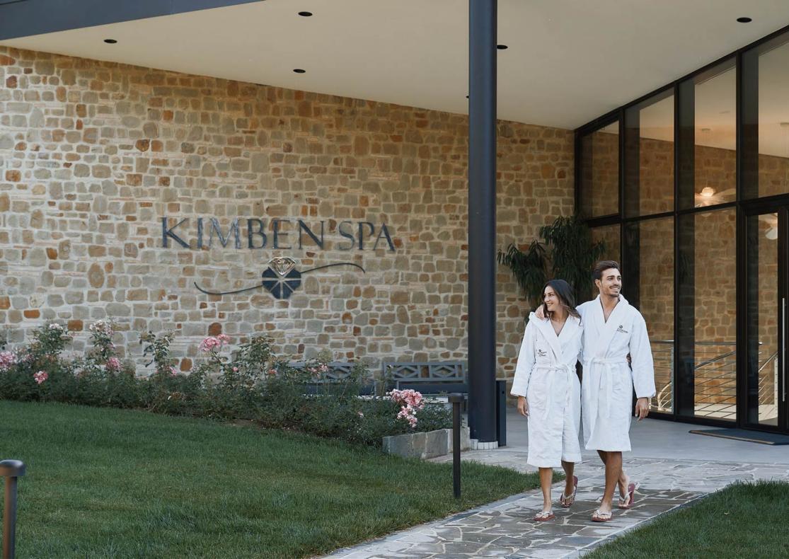 Lächelndes Paar in Bademänteln vor Kimben Spa.