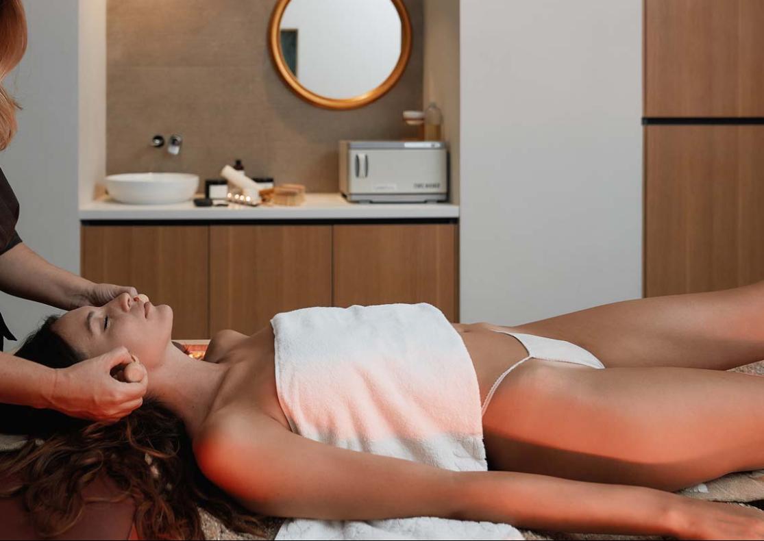Trattamento rilassante in una spa con massaggio facciale.