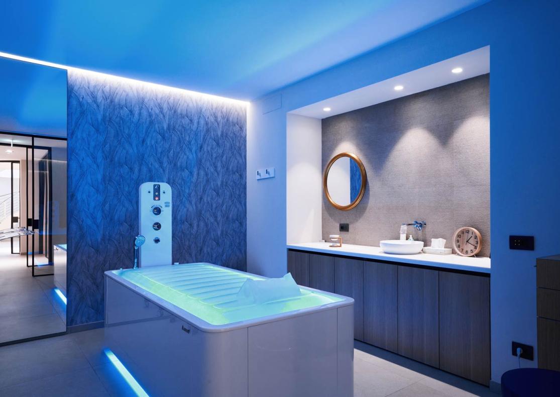 Bagno moderno con vasca idromassaggio e illuminazione LED.