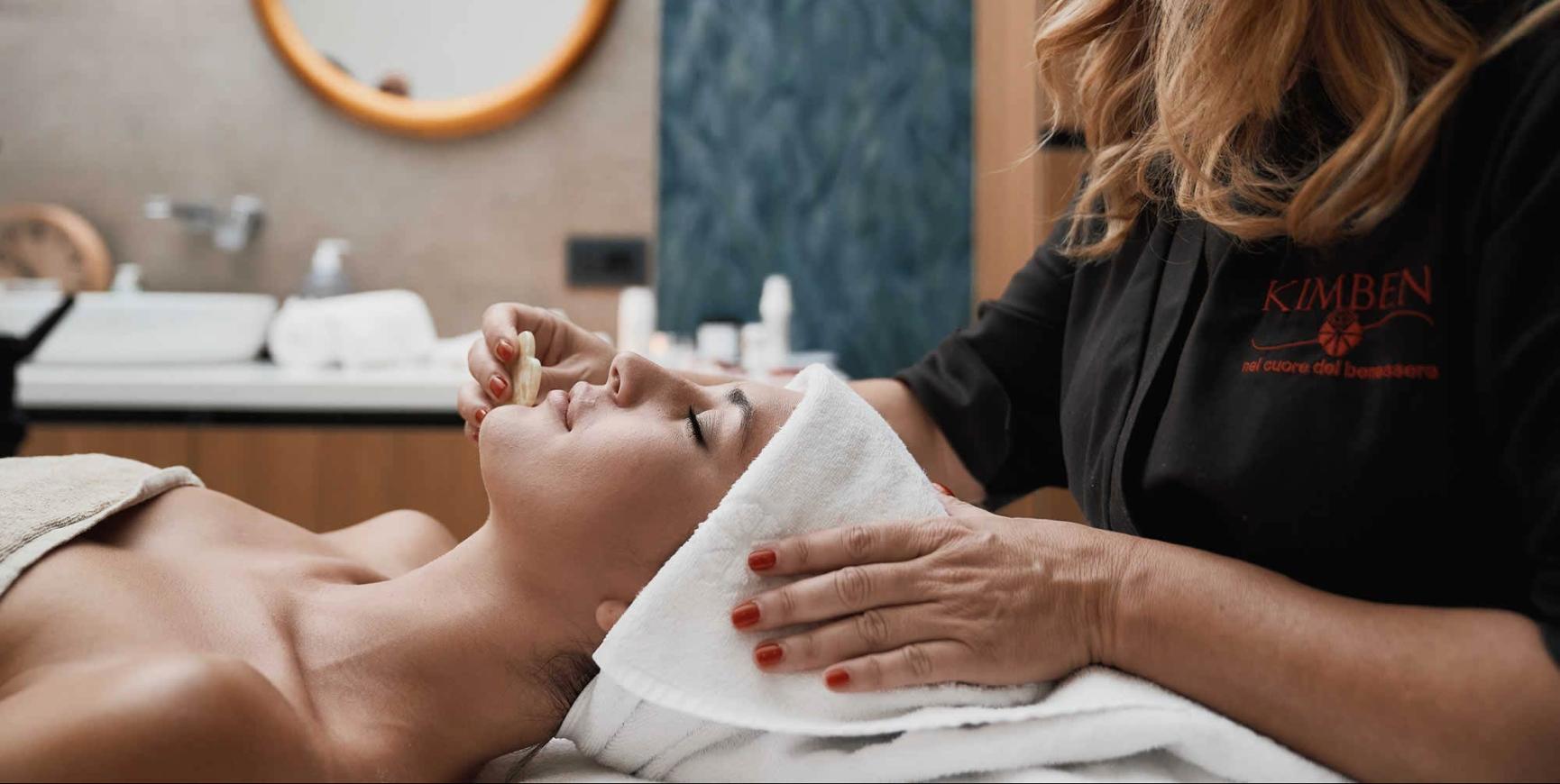 Trattamento viso rilassante in una spa con terapista professionale.