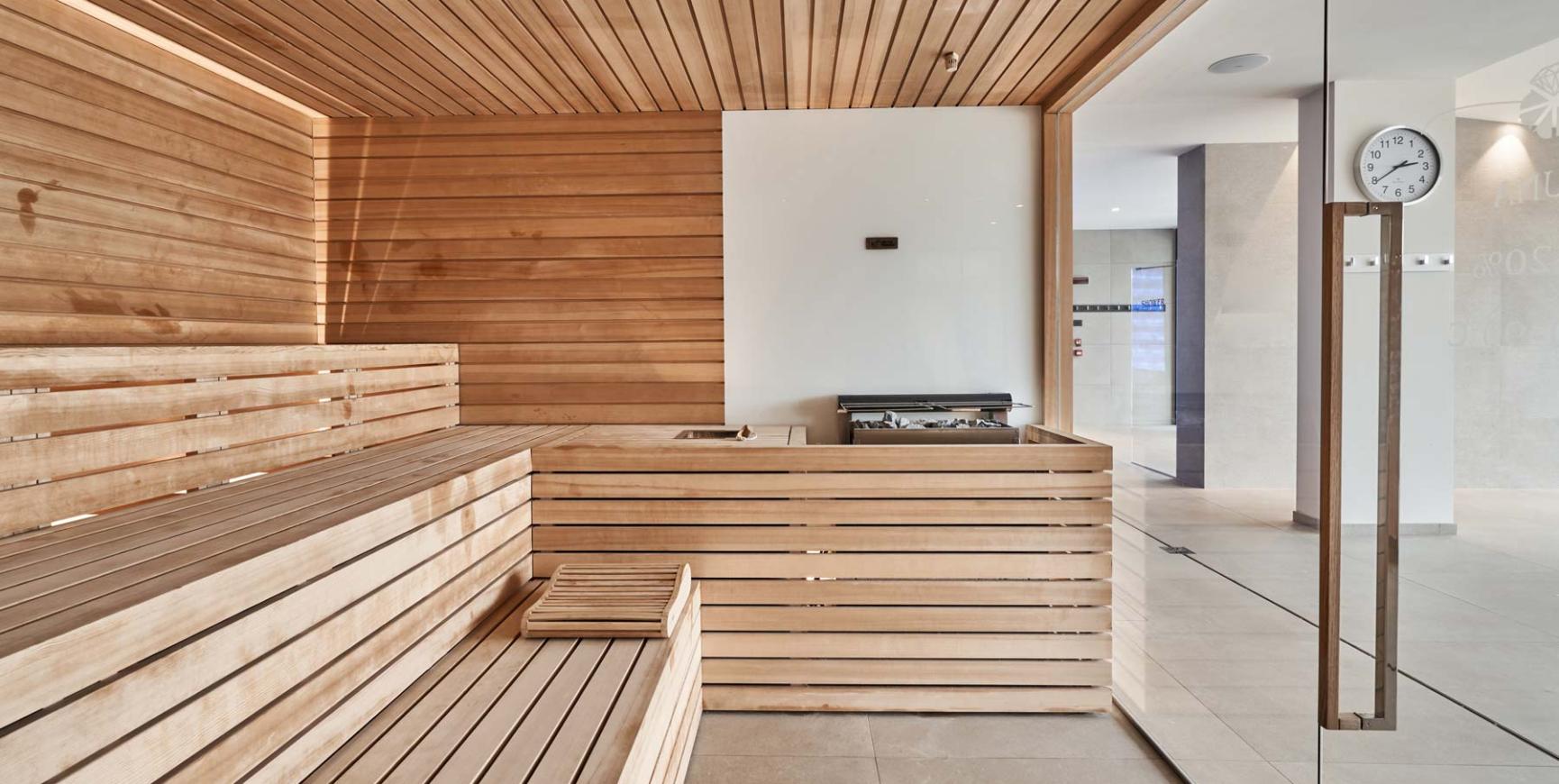 Sauna moderna in legno con vista su area relax.
